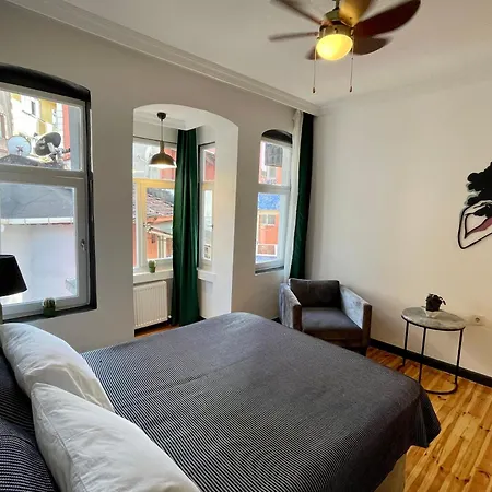 Balat Homes & Nick 公寓 *